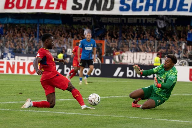 Ridley Baku (RB Leipzig) gegen Leon-Oumar Wechsel (Eintracht Trier) Eintracht Trier vs RB Leipzig, Fussball, DFB-Pokal, 22.08.2026 Eintracht Trier vs RB Leipzig, Fussball, DFB-Pokal, 22.08.2026 Trier *** Ridley Baku (RB Leipzig) vs. Leon Oumar (Eintracht Trier), Eintracht Trier vs. RB Leipzig, Soccer, DFB Cup, August 22, 2026 Eintracht Trier vs. RB Leipzig, Soccer, DFB Cup, August 22, 2026 Trier Copyright: xEibner-Pressefotox EP_EER