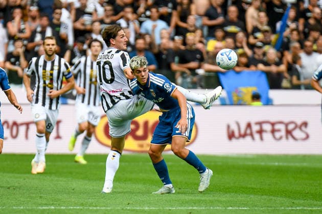 IPA87701799 - Udinese s Nicolò Zaniolo in action against Como s Alex Valle during the Udinese Calcio vs. Como 1907 Italian Serie A soccer match in Udine, Italy, on August 22, 2026  Copyright: xEttorexGriffoni IPAxSportx xx 87701799