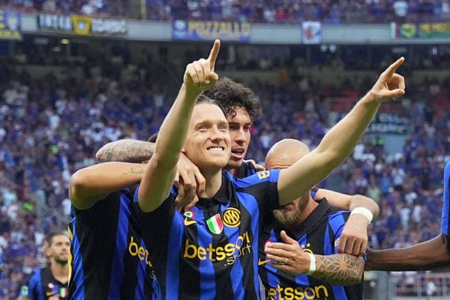 Inter Milan s Piotr Zielinski celebrates after scoring 2-1 during the Serie A soccer match between Fc Inter and Monza the San Siro Stadium in Milan, north Italy - August 21 , 2026. - Soccer  Copyright: xSpada LaPressex