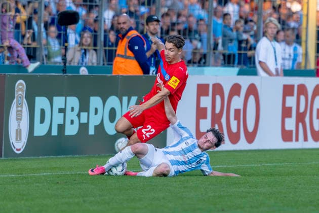 München, Deutschland 22. August 2026: DFB-Pokal - 2026 2027 - 1. Runde - TSV 1860 München gegen Holstein Kiel Im Bild: v. li. im Zweikampf Moritz Reimers (Kiel) und Lance Fiedler (TSV) DFB DFL regulations prohibit any use of photographs as image sequences and or quasi-video Grünwalder Stadion Bayern *** Munich, Germany August 22, 2026 2026–2027 DFB Cup First Round TSV 1860 Munich vs. Holstein Kiel Pictured from left: Moritz Reimers (Kiel) and Lance Fiedler (TSV) in a tackle. DFB and DFL regulations prohibit any use of photographs as image sequences and or quasi-video at Grünwalder Stadium, Bavaria Copyright: xFotostandx xSchäferx