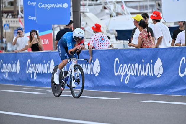 Salida de la Vuelta Ciclista a Espana en Mónaco Un ciclista durante la salida de la Vuelta Ciclista a Espana, a 22 de agosto de 2026, en Mónaco (Francia). La Vuelta Ciclista a Espana 2026 arranca hoy, 22 de agosto, en Mónaco y termina el domingo 13 de septiembre en Granada. Serán 21 etapas, 3.275 km y más de 58.000 metros de desnivel acumulado; por primera vez, la llegada final no será en Madrid, sino en el entorno de la Alhambra. 22 AGOSTO 2026;VUELTA CICLISTA;REALEZA;CICLISMO;BICIS;BICICLETAS;CONTRARRELOJ;SALIDA;PRIMERA ETAPA;MÓNACO;VUELTA;CASINO; Monaco (Francia) Monaco (Francia) Espana *** Start of the Vuelta a Espana in Monaco A cyclist at the start of the Vuelta a Espana on August 22, 2026, in Monaco, France. The 2026 Vuelta a Espana begins today, August 22, in Monaco and ends on Sunday, September 13, in Granada. There will be 21 stages, covering 3,275 km and featuring more than 58,000 meters of cumulative elevation gain. For the first time, the final finish will not be in Madrid, but in the vicinity of the Alhambra. AUGUST 22, 2026 CYCLING TOUR ROYALTY CYCLING BIKES BICYCLES TIME TRIAL START FIRST STAGE MONACO TOUR CASINO Monaco France Monaco France Spain  Copyright: xLaurentxCoustx xEuropaxPressx 7726453