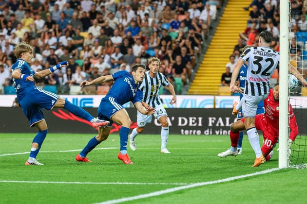 Anastasios Douvikas of Como 1907 scores the goal of 1-1 during the Serie A 2026 2027 football match between Udinese Calcio and Como 1907 at Friuli Bluenergy stadium in Udine (Italy), August 22nd, 2026. CesarexPurini