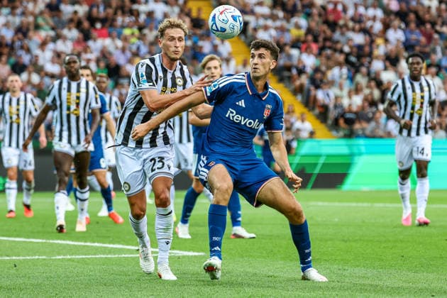 Mergim Vojvoda of Udinese Calcio and Jacobo Ramon of Como 1907 compete for the ball during the Serie A 2026 2027 football match between Udinese Calcio and Como 1907 at Friuli Bluenergy stadium in Udine (Italy), August 22nd, 2026. CesarexPurini