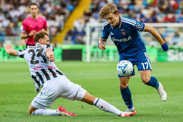 Mergim Vojvoda of Udinese Calcio and Jesus Rodriguez of Como 1907 compete for the ball during the Serie A 2026 2027 football match between Udinese Calcio and Como 1907 at Friuli Bluenergy stadium in Udine (Italy), August 22nd, 2026. CesarexPurini