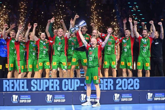 Siegerehrung:Magnus SAUGSTRUP (SC Magdeburg) mit Pokal,Cup,Trophaee,Spieler, Teamfoto,Team,Mannschaft,Mannschaftsfoto. Jubel,Freude,Begeisterung, Handball Rexel Super Cup 2026 der Maenner SC Magdeburg vs. Fuechse Berlin 38-30 am 22.08.2026 SAP GARDEN Muenchen. *** Award Ceremony: Magnus SAUGSTRUP, SC Magdeburg, with trophy, cup, player, team photo, team, squad, team photo, celebration,joy, excitement, handball Rexel Super Cup 2026 (men’s) SC Magdeburg vs. Füchse Berlin 38–30 on August 22, 2026, SAP GARDEN, Munich