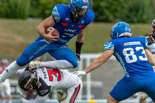 Gabriel Quigley (Allgaeu Comets, WR, 7) mit Johannes Wieding (LB, Duesseldorf Panther, 35) und Leon Knoop (Allgaeu Comets, TE, 83) GER, Allgaeu Comets vs Duesseldorf Panther, American Football, GFL, Saison 2026, Week 16, 22.08.2026 GER, Allgaeu Comets vs Duesseldorf Panther, American Football, GFL, Saison 2026, Week 16, 22.08.2026 Kempten *** Gabriel Quigley, Allgäu Comets, WR, 7, with Johannes Wieding, LB, Düsseldorf Panthers, 35, and Leon Knoop, Allgäu Comets, TE, 83 (GER), Allgäu Comets vs. Düsseldorf Panthers, American Football, GFL, 2026 Season, Week 16, August 22, 2026 GER, Allgäu Comets vs. Düsseldorf Panthers, American Football, GFL, 2026 Season, Week 16, August 22, 2026 Kempten Copyright: xEibner-Pressefoto FlorianxWolfx EP_FWF