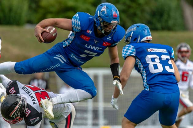 Gabriel Quigley (Allgaeu Comets, WR, 7) mit Johannes Wieding (LB, Duesseldorf Panther, 35) und Leon Knoop (Allgaeu Comets, TE, 83) GER, Allgaeu Comets vs Duesseldorf Panther, American Football, GFL, Saison 2026, Week 16, 22.08.2026 GER, Allgaeu Comets vs Duesseldorf Panther, American Football, GFL, Saison 2026, Week 16, 22.08.2026 Kempten *** Gabriel Quigley, Allgäu Comets, WR, 7, with Johannes Wieding, LB, Düsseldorf Panthers, 35, and Leon Knoop, Allgäu Comets, TE, 83 (GER), Allgäu Comets vs. Düsseldorf Panthers, American Football, GFL, 2026 Season, Week 16, August 22, 2026 GER, Allgäu Comets vs. Düsseldorf Panthers, American Football, GFL, 2026 Season, Week 16, August 22, 2026 Kempten Copyright: xEibner-Pressefoto FlorianxWolfx EP_FWF