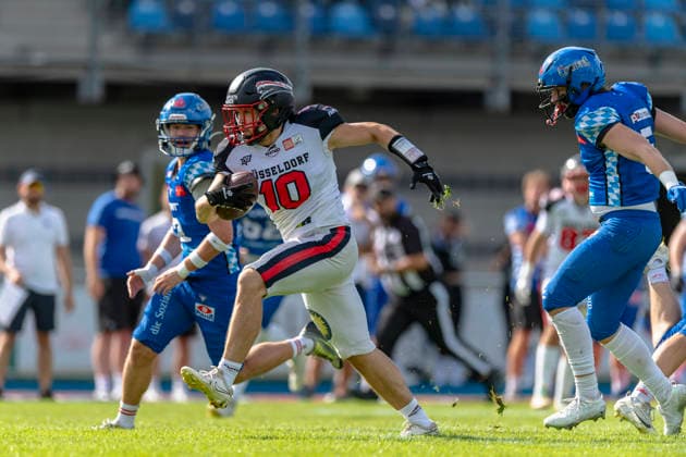 Florian Ferizi (QB, Duesseldorf Panther, 10) mit Steven Andersen (Allgaeu Comets, DB, 5) und Joshua Dutton (Allgaeu Comets, WR DB, 2) GER, Allgaeu Comets vs Duesseldorf Panther, American Football, GFL, Saison 2026, Week 16, 22.08.2026 GER, Allgaeu Comets vs Duesseldorf Panther, American Football, GFL, Saison 2026, Week 16, 22.08.2026 Kempten *** Florian Ferizi, QB, Düsseldorf Panthers, 10, with Steven Andersen, Allgäu Comets, DB, 5, and Joshua Dutton, Allgäu Comets, WR DB, 2, GER, Allgäu Comets vs. Düsseldorf Panthers, American football, GFL, 2026 season, Week 16, August 22, 2026 GER, Allgäu Comets vs. Düsseldorf Panthers, American football, GFL, 2026 season, Week 16, August 22, 2026 Kempten Copyright: xEibner-Pressefoto FlorianxWolfx EP_FWF
