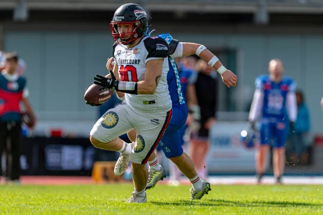Florian Ferizi (QB, Duesseldorf Panther, 10) mit Steven Andersen (Allgaeu Comets, DB, 5) und Joshua Dutton (Allgaeu Comets, WR DB, 2) GER, Allgaeu Comets vs Duesseldorf Panther, American Football, GFL, Saison 2026, Week 16, 22.08.2026 GER, Allgaeu Comets vs Duesseldorf Panther, American Football, GFL, Saison 2026, Week 16, 22.08.2026 Kempten *** Florian Ferizi, QB, Düsseldorf Panthers, 10, with Steven Andersen, Allgäu Comets, DB, 5, and Joshua Dutton, Allgäu Comets, WR DB, 2, GER, Allgäu Comets vs. Düsseldorf Panthers, American football, GFL, 2026 season, Week 16, August 22, 2026 GER, Allgäu Comets vs. Düsseldorf Panthers, American football, GFL, 2026 season, Week 16, August 22, 2026 Kempten Copyright: xEibner-Pressefoto FlorianxWolfx EP_FWF