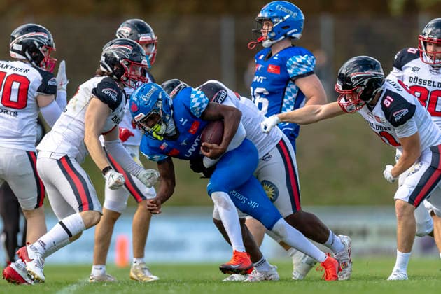 Chris Lipsey (Allgaeu Comets, RB DB, 1) mit Benewei Agwe Tayong (LB, Duesseldorf Panther, 44) GER, Allgaeu Comets vs Duesseldorf Panther, American Football, GFL, Saison 2026, Week 16, 22.08.2026 GER, Allgaeu Comets vs Duesseldorf Panther, American Football, GFL, Saison 2026, Week 16, 22.08.2026 Kempten *** Chris Lipsey, Allgäu Comets, RB DB, No. 1, with Benewei Agwe Tayong, LB, Düsseldorf Panthers, No. 44 (GER), Allgäu Comets vs. Düsseldorf Panthers, American football, GFL, 2026 season, Week 16, August 22, 2026 GER, Allgäu Comets vs. Düsseldorf Panthers, American Football, GFL, 2026 Season, Week 16, August 22, 2026 Kempten Copyright: xEibner-Pressefoto FlorianxWolfx EP_FWF