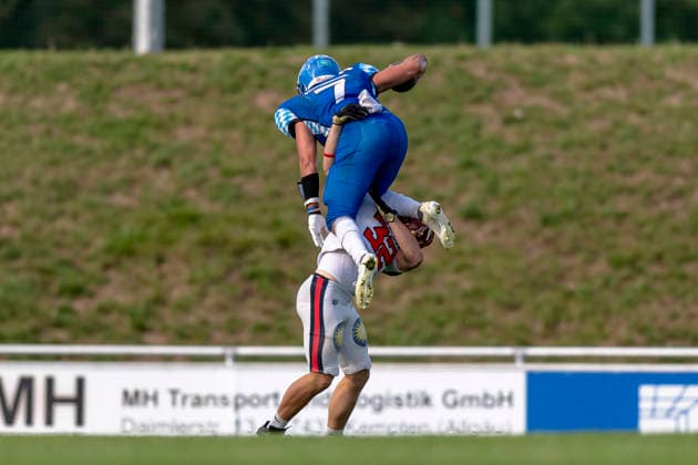 Hurdle von Gabriel Quigley (Allgaeu Comets, WR, 7) ueber Vincent Woywod (DB, Duesseldorf Panther, 32) GER, Allgaeu Comets vs Duesseldorf Panther, American Football, GFL, Saison 2026, Week 16, 22.08.2026 GER, Allgaeu Comets vs Duesseldorf Panther, American Football, GFL, Saison 2026, Week 16, 22.08.2026 Kempten *** Hurdle by Gabriel Quigley, Allgäu Comets, WR, 7, over Vincent Woywod, DB, Düsseldorf Panthers, 32 GER, Allgäu Comets vs. Düsseldorf Panthers, American Football, GFL, 2026 Season, Week 16, August 22, 2026 GER, Allgäu Comets vs. Düsseldorf Panthers, American Football, GFL, 2026 Season, Week 16, August 22, 2026 Kempten Copyright: xEibner-Pressefoto FlorianxWolfx EP_FWF