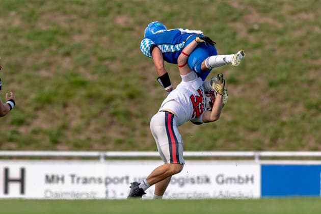 Hurdle von Gabriel Quigley (Allgaeu Comets, WR, 7) ueber Vincent Woywod (DB, Duesseldorf Panther, 32) GER, Allgaeu Comets vs Duesseldorf Panther, American Football, GFL, Saison 2026, Week 16, 22.08.2026 GER, Allgaeu Comets vs Duesseldorf Panther, American Football, GFL, Saison 2026, Week 16, 22.08.2026 Kempten *** Hurdle by Gabriel Quigley, Allgäu Comets, WR, 7, over Vincent Woywod, DB, Düsseldorf Panthers, 32 GER, Allgäu Comets vs. Düsseldorf Panthers, American Football, GFL, 2026 Season, Week 16, August 22, 2026 GER, Allgäu Comets vs. Düsseldorf Panthers, American Football, GFL, 2026 Season, Week 16, August 22, 2026 Kempten Copyright: xEibner-Pressefoto FlorianxWolfx EP_FWF