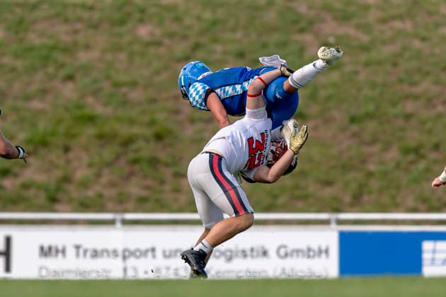 Hurdle von Gabriel Quigley (Allgaeu Comets, WR, 7) ueber Vincent Woywod (DB, Duesseldorf Panther, 32) GER, Allgaeu Comets vs Duesseldorf Panther, American Football, GFL, Saison 2026, Week 16, 22.08.2026 GER, Allgaeu Comets vs Duesseldorf Panther, American Football, GFL, Saison 2026, Week 16, 22.08.2026 Kempten *** Hurdle by Gabriel Quigley, Allgäu Comets, WR, 7, over Vincent Woywod, DB, Düsseldorf Panthers, 32 GER, Allgäu Comets vs. Düsseldorf Panthers, American Football, GFL, 2026 Season, Week 16, August 22, 2026 GER, Allgäu Comets vs. Düsseldorf Panthers, American Football, GFL, 2026 Season, Week 16, August 22, 2026 Kempten Copyright: xEibner-Pressefoto FlorianxWolfx EP_FWF