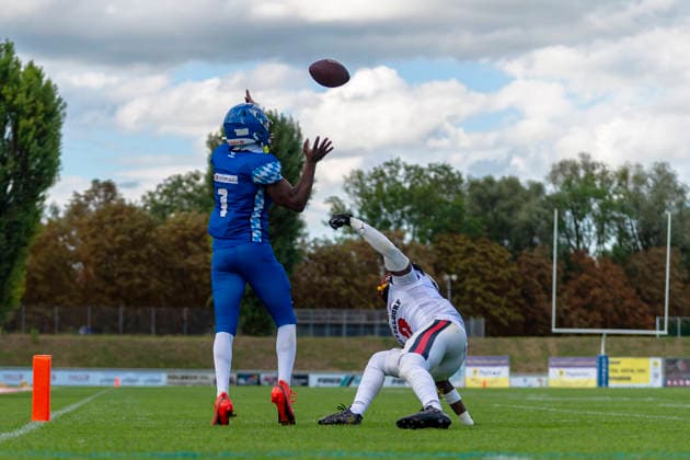 Chris Lipsey (Allgaeu Comets, RB DB, 1) mit Chando Ndongfack (DB, Duesseldorf Panther, 0) GER, Allgaeu Comets vs Duesseldorf Panther, American Football, GFL, Saison 2026, Week 16, 22.08.2026 GER, Allgaeu Comets vs Duesseldorf Panther, American Football, GFL, Saison 2026, Week 16, 22.08.2026 Kempten *** Chris Lipsey, Allgäu Comets, RB DB, 1, with Chando Ndongfack, DB, Düsseldorf Panthers, 0 GER, Allgäu Comets vs. Düsseldorf Panthers, American Football, GFL, 2026 Season, Week 16, August 22, 2026 GER, Allgäu Comets vs. Düsseldorf Panthers, American Football, GFL, 2026 Season, Week 16, August 22, 2026 Kempten Copyright: xEibner-Pressefoto FlorianxWolfx EP_FWF