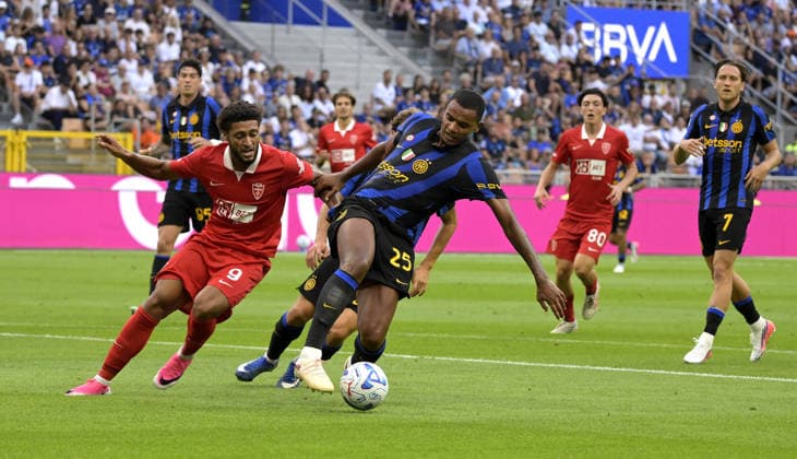 Foto IPP Paolo Bona Milano 22 08 2026 Campionato Serie A di Calcio stagione 2026 2027 partita Inter-Monza Nella foto Gustavo Varela e Manuel Akanji Italy Photo Press Worldwide Copyright italy Italy ITALY  Copyright: xR4924_italyphotopressx