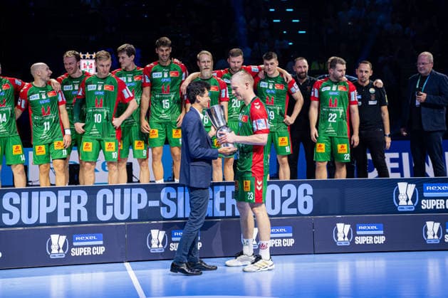 Fuechse Berlin (GER) vs SC Magdeburg (GER), Handball, 1. Handball Bundesliga Herren, Rexel Supercup 2026, Saison 2026 2027, Muenchen, 22.08.2026 Magnus Saugstrup Jensen (SC Magdeburg, 23) bekommt den Supercup Pokal ueberreicht Muenchen SAP Garden Deutschland *** Fuechse Berlin (GER) vs. SC Magdeburg (GER), Handball, Men s Handball Bundesliga 1, 2026 Rexel Super Cup, 2026–2027 Season, Munich, August 22, 2026—Magnus Saugstrup Jensen of SC Magdeburg, No. 23, is presented with the Super Cup trophy at the SAP Garden in Munich, Germany