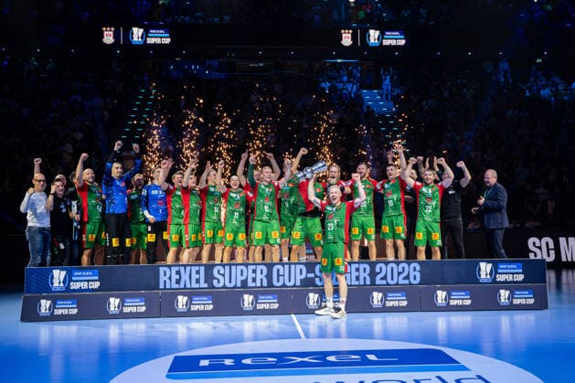Fuechse Berlin (GER) vs SC Magdeburg (GER), Handball, 1. Handball Bundesliga Herren, Rexel Supercup 2026, Saison 2026 2027, Muenchen, 22.08.2026 Die Spieler des SC Magdeburg (GER) feiern jubeln nach dem Sieg des Rexel Supercup 2026. Magnus Saugstrup Jensen (SC Magdeburg, 23) hebt den Pokal Muenchen SAP Garden Deutschland *** Fuechse Berlin (GER) vs. SC Magdeburg (GER), Handball, Men s Handball Bundesliga 1, 2026 Rexel Supercup, 2026–2027 Season, Munich, August 22, 2026: The players of SC Magdeburg GER celebrate and cheer after winning the 2026 Rexel Supercup. Magnus Saugstrup Jensen of SC Magdeburg, No. 23, lifts the trophy at SAP Garden in Munich, Germany.