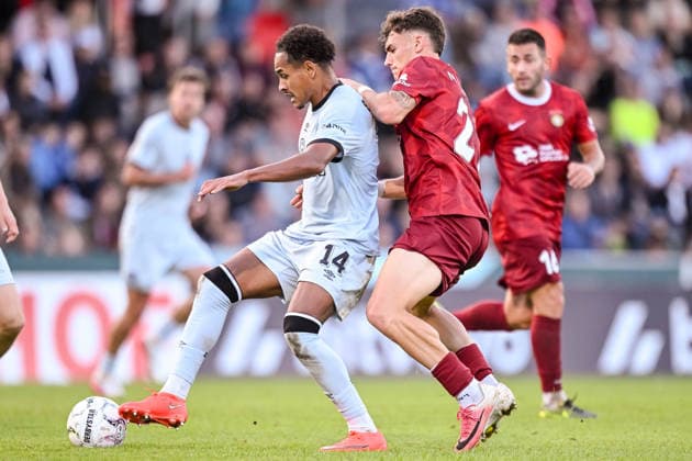 Monju Momuluh (Arminia Bielefeld) und Luca Molinari (SG Sonnenhof Grossaspach) im Zweikampf waehrend des DFB-Pokal 1 Runde Spiels zwichen SG Sonnenhof Grossaspach v Arminia Bielefeld, Wir machen Druck Arena am 22. August 2026 in Grossaspach, Deutschland. (Foto von Harry Langer DeFodi Images) +++ Monju Momuluh (Arminia Bielefeld) und Luca Molinari (SG Sonnenhof Grossaspach) battle for the ball during the DFB-Pokal 1 Runde match between SG Sonnenhof Grossaspach v Arminia Bielefeld at Wir machen Druck Arena on August 22, 2026 in Grossaspach, Germany. (Photo by Harry Langer DeFodi Images) (Photo by Harry Langer DeFodi Images) DFB DFL REGULATIONS PROHIBIT ANY USE OF PHOTOGRAPHS AS IMAGE SEQUENCES AND OR QUASI-VIDEO. - *** Monju Momuluh of Arminia Bielefeld and Luca Molinari of SG Sonnenhof Grossaspach in a duel during the DFB Cup first-round match between SG Sonnenhof Grossaspach and Arminia Bielefeld at the Wir machen Druck Arena on August 22, 2026, in Grossaspach, Germany. Photo by Harry Langer, DeFodi Images. Monju Momuluh of Arminia Bielefeld and Luca Molinari of SG Sonnenhof Grossaspach battle for the ball during the DFB Cup first-round match between SG Sonnenhof Grossaspach and Arminia Bielefeld at the Wir machen Druck Arena on August 22, 2026 in Grossaspach, Germany Photo by Harry Langer, DeFodi Images Photo by Harry Langer, DeFodi Images DFB and DFL regulations prohibit any use of photographs as image sequences and or quasi-video