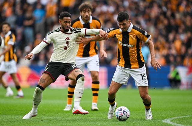 Matheus Cunha of Manchester United, ManU and John Egan of Hull City Hull City v Manchester United, Premier League Football, Football, MKM Stadium, Hull, UK - 22 Aug 2026Hull MKM Stadium United Kingdom EDITORIAL USE ONLY No use with unauthorised audio, video, data, fixture lists, club league logos or live services. Online in-match use limited to 120 images, no video emulation. No use in betting, games or single club league player publications.  Copyright: xGreigxCowie Shutterstockx 17111325ef
