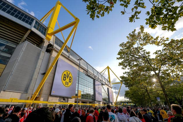 22.08.2026, Fußball, Borussia Dortmund - FC Bayern München, Signal Iduna Park, Saison 2026 2027: Aussenansicht Außen Spielstätte Stadion Fassade Eingang Eingangsbereich Fans Einlass Übersicht Übersichtsbild DFB regulations prohibit any use of photographs as image sequences and or quasi-video. Nordrhein-Westfalen Deutschland *** August 22, 2026, Soccer, Borussia Dortmund vs. FC Bayern Munich, Signal Iduna Park, 2026–2027 season; exterior view, outdoor venue, stadium facade, entrance, entrance area, fans, admission, overview, panoramic view; DFB regulations prohibit any use of photographs as image sequences and or quasi-video; North Rhine-Westphalia, Germany