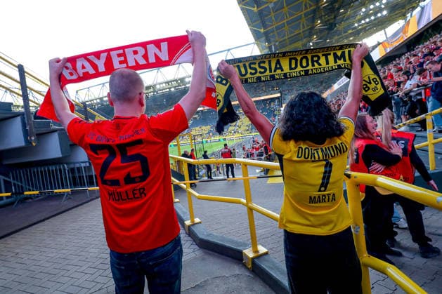 22.08.2026, Fußball, Borussia Dortmund - FC Bayern München, Signal Iduna Park, Saison 2026 2027: Fans beider Mannschaft mit Fanschal Schal vor dem Spiel DFB regulations prohibit any use of photographs as image sequences and or quasi-video. Nordrhein-Westfalen Deutschland *** August 22, 2026, Soccer, Borussia Dortmund vs. FC Bayern Munich, Signal Iduna Park, 2026–2027 Season. Fans of both teams wearing team scarves before the game. DFB regulations prohibit the use of photographs as image sequences and or quasi-video. North Rhine-Westphalia, Germany