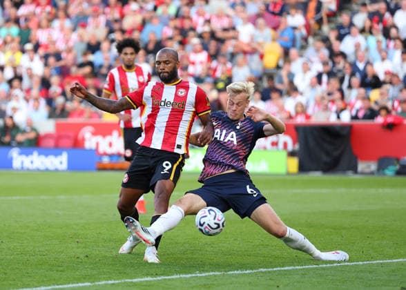 RECORD DATE NOT STATED 22nd August 2026; Gtech Community Stadium, Brentford, London, England; Premier League Football, Brentford versus Tottenham Hotspur; Igor Thiago of Brentford under pressure from Jan Paul van Hecke of Tottenham Hotspur JohnxPatrickxFletcher