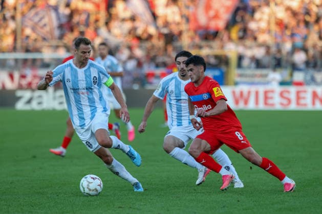 Guillermo Balzi (Holstein Kiel, 08) mit Dennis Dressel (TSV 1860 Muenchen, 14), GER, TSV 1860 Muenchen vs. Holstein Kiel, Fussball, DFB-Pokal, 1. Runde, Saison 2026 2027, 22.08.2026, DFL REGULATIONS PROHIBIT ANY USE OF PHOTOGRAPHS AS IMAGE SEQUENCES, GER, TSV 1860 Muenchen vs. Holstein Kiel, Fussball, DFB-Pokal, 1. Runde, Saison 2026 2027, 22.08.2026 Muenchen *** Guillermo Balzi, Holstein Kiel, 08, with Dennis Dressel, TSV 1860 Munich, 14, GER, TSV 1860 Munich vs. Holstein Kiel, Soccer, DFB Cup, 1st Round, 2026–2027 Season, August 22, 2026, DFL regulations prohibit any use of photographs as image sequences, GER, TSV 1860 Munich vs. Holstein Kiel, Soccer, DFB Cup, 1st Round, 2026–2027 Season, August 22, 2026, Munich Copyright: xEibner-Pressefoto JennixMaulx EP_JML