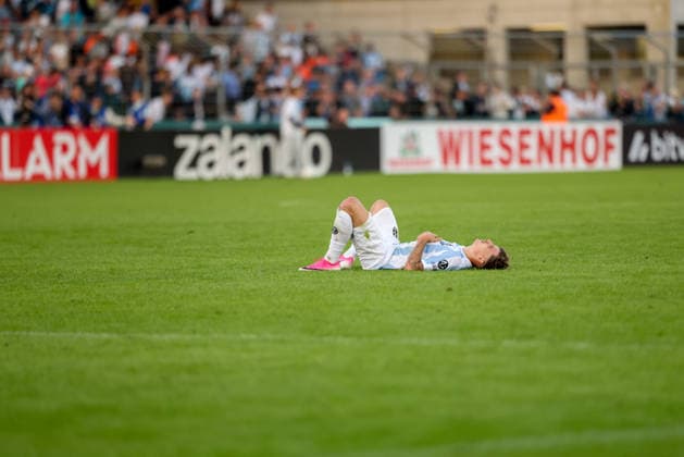 Mark Grevorgyan (TSV 1860 Muenchen, 24) liegt enttaeuscht am Boden nach der Niederlage, dem Pokalaus, Emotionen, GER, TSV 1860 Muenchen vs. Holstein Kiel, Fussball, DFB-Pokal, 1. Runde, Saison 2026 2027, 22.08.2026, DFL REGULATIONS PROHIBIT ANY USE OF PHOTOGRAPHS AS IMAGE SEQUENCES, GER, TSV 1860 Muenchen vs. Holstein Kiel, Fussball, DFB-Pokal, 1. Runde, Saison 2026 2027, 22.08.2026 Muenchen *** Mark Grevorgyan of TSV 1860 Munich, 24, lies on the ground in disappointment after the loss and elimination from the cup, emotions, GER, TSV 1860 Munich vs. Holstein Kiel, soccer, DFB Cup, 1st round, 2026–2027 season, August 22, 2026, DFL regulations prohibit any use of photographs as image sequences, GER, TSV 1860 Munich vs. Holstein Kiel, soccer, DFB Cup, 1st round, 2026–2027 season, August 22, 2026, Munich Copyright: xEibner-Pressefoto JennixMaulx EP_JML