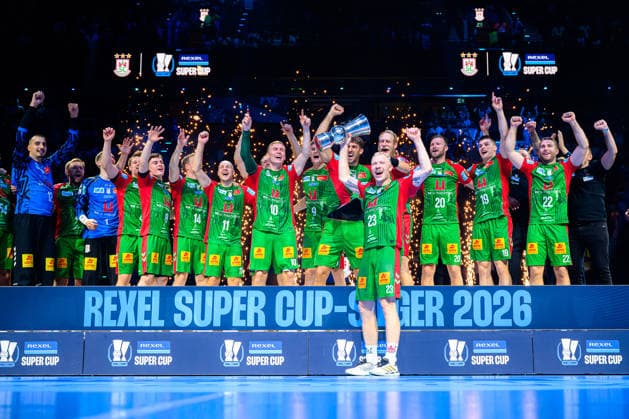 Muenchen: HBL Super Cup 2026 - SC Magdeburg - Fuechse Berlin Magnus Saugstrup Jensen(SC Magdeburg) reckt den Pokal in die Höhe, Sieger SC Magdeburg, Schlussjubel Schlußjubel Emotion Freude Muenchen SAP Garden Bayern Deutschland *** Munich HBL Super Cup 2026 SC Magdeburg, Fuechse Berlin, Magnus Saugstrup Jensen; SC Magdeburg raises the trophy, SC Magdeburg wins, final celebration, final celebration, emotion, joy, Munich, SAP Garden, Bavaria, Germany