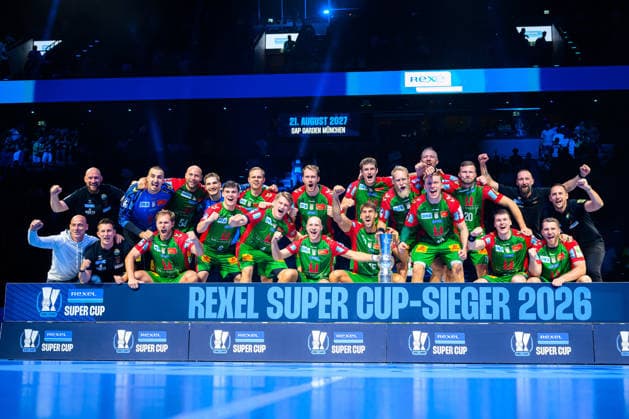 Muenchen: HBL Super Cup 2026 - SC Magdeburg - Fuechse Berlin die Mannschaft des SC Magdeburg, Sieger, Pokalsieger, Schlussjubel Schlußjubel Emotion Freude Muenchen SAP Garden Bayern Deutschland *** Munich HBL Super Cup 2026 SC Magdeburg, Fuechse Berlin; the SC Magdeburg team, champions, cup winners, victory celebration, celebration, emotion, joy; Munich, SAP Garden, Bavaria, Germany