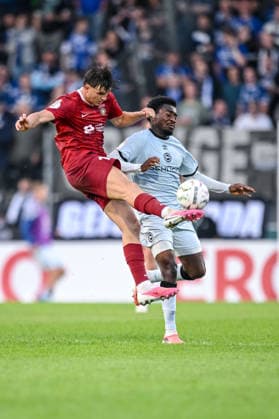 Antonis Aidonis (SG Sonnenhof Grossaspach) und Benjamin Boakye (Arminia Bielefeld) im Zweikampf waehrend des DFB-Pokal 1 Runde Spiels zwichen SG Sonnenhof Grossaspach v Arminia Bielefeld, Wir machen Druck Arena am 22. August 2026 in Grossaspach, Deutschland. (Foto von Harry Langer DeFodi Images) +++ Antonis Aidonis (SG Sonnenhof Grossaspach) und Benjamin Boakye (Arminia Bielefeld) battle for the ball during the DFB-Pokal 1 Runde match between SG Sonnenhof Grossaspach v Arminia Bielefeld at Wir machen Druck Arena on August 22, 2026 in Grossaspach, Germany. (Photo by Harry Langer DeFodi Images) (Photo by Harry Langer DeFodi Images) DFB DFL REGULATIONS PROHIBIT ANY USE OF PHOTOGRAPHS AS IMAGE SEQUENCES AND OR QUASI-VIDEO. - *** Antonis Aidonis of SG Sonnenhof Grossaspach and Benjamin Boakye of Arminia Bielefeld go head-to-head during the first-round DFB Cup match between SG Sonnenhof Grossaspach and Arminia Bielefeld, Wir machen Druck Arena on August 22, 2026, in Grossaspach, Germany. Photo by Harry Langer, DeFodi Images. Antonis Aidonis of SG Sonnenhof Grossaspach and Benjamin Boakye of Arminia Bielefeld battle for the ball during the DFB Cup first-round match between SG Sonnenhof Grossaspach and Arminia Bielefeld at the Wir machen Druck Arena on August 22, 2026 in Grossaspach, Germany. Photo by Harry Langer, DeFodi Images. Photo by Harry Langer, DeFodi Images. DFB and DFL regulations prohibit any use of photographs as image sequences and or quasi-video.
