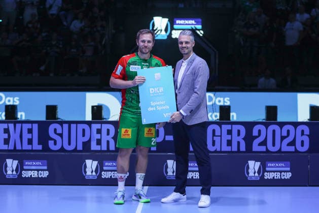 22.08.2026, xgox, Handball, Rexel Supercup 2026, SC Magdeburg - Füchse Berlin, v.l. Albin Lagergren (Magdeburg, 21) Ehrung Sieger des Spiels München *** August 22, 2026, xgox, Handball, 2026 Rexel Supercup, SC Magdeburg vs. Füchse Berlin, from left: Albin Lagergren (Magdeburg), 21: Award ceremony for the game s MVP, Munich