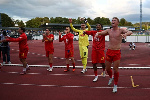 22.08.2026, xjhx, Fussball DFB Pokal 1.Runde, Eintracht Trier - RB Leipzig v.l. Jubel, Freude über den Sieg Trier *** August 22, 2026, xjhx, Soccer, DFB Cup First Round, Eintracht Trier vs. RB Leipzig—celebration, joy over Trier s victory