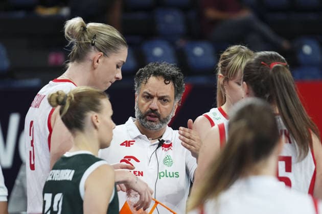 Hungary v Poland - CEV EuroVolley 2026 ISTANBUL, TURKIYE - AUGUST 22: Poland s head coach Lavarini Stefano gives tactics to his players during the opening Group A match of the CEV EuroVolley 2026 Women at Sinan Erdem Sports Hall, on August 22, 2026 in Istanbul, Turkiye. Bunyamin Celik Anadolu Istanbul Turkey. Editorial use only. Please get in touch for any other usage.  Copyright: x2026xAnadoluxBunyaminxCelikx