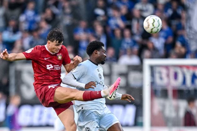 Antonis Aidonis (SG Sonnenhof Grossaspach) und Benjamin Boakye (Arminia Bielefeld) im Zweikampf waehrend des DFB-Pokal 1 Runde Spiels zwichen SG Sonnenhof Grossaspach v Arminia Bielefeld, Wir machen Druck Arena am 22. August 2026 in Grossaspach, Deutschland. (Foto von Harry Langer DeFodi Images) +++ Antonis Aidonis (SG Sonnenhof Grossaspach) und Benjamin Boakye (Arminia Bielefeld) battle for the ball during the DFB-Pokal 1 Runde match between SG Sonnenhof Grossaspach v Arminia Bielefeld at Wir machen Druck Arena on August 22, 2026 in Grossaspach, Germany. (Photo by Harry Langer DeFodi Images) (Photo by Harry Langer DeFodi Images) DFB DFL REGULATIONS PROHIBIT ANY USE OF PHOTOGRAPHS AS IMAGE SEQUENCES AND OR QUASI-VIDEO. - *** Antonis Aidonis of SG Sonnenhof Grossaspach and Benjamin Boakye of Arminia Bielefeld go head-to-head during the DFB Cup first-round match between SG Sonnenhof Grossaspach and Arminia Bielefeld, Wir machen Druck Arena on August 22, 2026, in Grossaspach, Germany. Photo by Harry Langer, DeFodi Images. Antonis Aidonis of SG Sonnenhof Grossaspach and Benjamin Boakye of Arminia Bielefeld battle for the ball during the DFB Cup first-round match between SG Sonnenhof Grossaspach and Arminia Bielefeld at the Wir machen Druck Arena on August 22, 2026 in Grossaspach, Germany. Photo by Harry Langer, DeFodi Images. Photo by Harry Langer, DeFodi Images. DFB and DFL regulations prohibit any use of photographs as image sequences and or quasi-video.