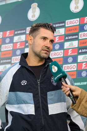 Alper Kayabunar (TSV 1860 Muenchen, Chef-Trainer) beim Interview nach dem Spiel, GER, TSV 1860 Muenchen vs. Holstein Kiel, Fussball, DFB-Pokal, 1. Runde, Saison 2026 2027, 22.08.2026, DFL REGULATIONS PROHIBIT ANY USE OF PHOTOGRAPHS AS IMAGE SEQUENCES, GER, TSV 1860 Muenchen vs. Holstein Kiel, Fussball, DFB-Pokal, 1. Runde, Saison 2026 2027, 22.08.2026 Muenchen *** Alper Kayabunar, TSV 1860 Munich, Head Coach, in a postgame interview, GER, TSV 1860 Munich vs. Holstein Kiel, Soccer, DFB Cup, 1st Round, 2026–2027 Season, August 22, 2026, DFL regulations prohibit any use of photographs as image sequences, GER, TSV 1860 Munich vs. Holstein Kiel, soccer, DFB Cup, 1st round, 2026–2027 season, August 22, 2026, Munich Copyright: xEibner-Pressefoto JennixMaulx EP_JML