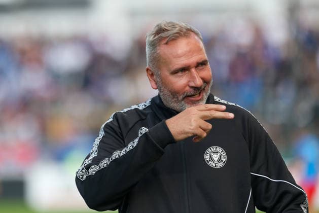 Tim Walter (Holstein Kiel, Chef-Trainer) gestikuliert, GER, TSV 1860 Muenchen vs. Holstein Kiel, Fussball, DFB-Pokal, 1. Runde, Saison 2026 2027, 22.08.2026, DFL REGULATIONS PROHIBIT ANY USE OF PHOTOGRAPHS AS IMAGE SEQUENCES, GER, TSV 1860 Muenchen vs. Holstein Kiel, Fussball, DFB-Pokal, 1. Runde, Saison 2026 2027, 22.08.2026 Muenchen *** Tim Walter, head coach of Holstein Kiel, gestures, GER, TSV 1860 Munich vs. Holstein Kiel, soccer, DFB Cup, 1st round, 2026–2027 season, August 22, 2026, DFL regulations prohibit any use of photographs as image sequences, GER, TSV 1860 Munich vs. Holstein Kiel, soccer, DFB Cup, Round 1, 2026–2027 season, August 22, 2026, Munich Copyright: xEibner-Pressefoto JennixMaulx EP_JML