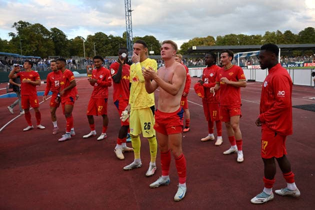 22.08.2026, xjhx, Fussball DFB Pokal 1.Runde, Eintracht Trier - RB Leipzig v.l. Jubel, Freude über den Sieg Trier *** August 22, 2026, xjhx, Soccer, DFB Cup 1st Round, Eintracht Trier vs. RB Leipzig – Jubilation, Joy Over Trier s Victory