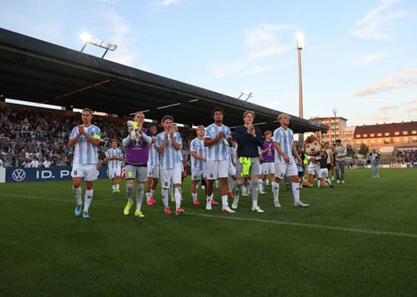 Fussball, Herren, DFB-Pokal, 1.Hauptrunde, Saison 2026 2027, TSV 1860 München - Holstein Kiel, Grünwalder Stadion Die Mannschaft des TSV 1860 München zusammen nach dem Spiel auf der Ehrenrunde zu den Fans in der Westkurve *** Soccer, Men s, DFB Cup, First Round, 2026–2027 Season, TSV 1860 Munich vs. Holstein Kiel, Grünwalder Stadium: The TSV 1860 Munich team joins together after the game for a lap of honor to greet the fans in the West Stand