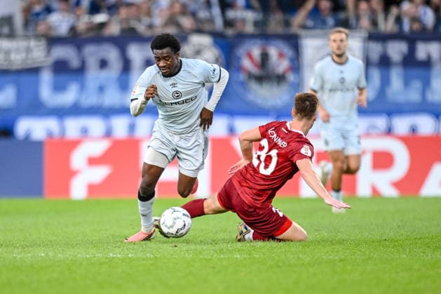 Benjamin Boakye (Arminia Bielefeld) und Leon Maier (SG Sonnenhof Grossaspach) im Zweikampf waehrend des DFB-Pokal 1 Runde Spiels zwichen SG Sonnenhof Grossaspach v Arminia Bielefeld, Wir machen Druck Arena am 22. August 2026 in Grossaspach, Deutschland. (Foto von Harry Langer DeFodi Images) +++ Benjamin Boakye (Arminia Bielefeld) und Leon Maier (SG Sonnenhof Grossaspach) battle for the ball during the DFB-Pokal 1 Runde match between SG Sonnenhof Grossaspach v Arminia Bielefeld at Wir machen Druck Arena on August 22, 2026 in Grossaspach, Germany. (Photo by Harry Langer DeFodi Images) (Photo by Harry Langer DeFodi Images) DFB DFL REGULATIONS PROHIBIT ANY USE OF PHOTOGRAPHS AS IMAGE SEQUENCES AND OR QUASI-VIDEO. - *** Benjamin Boakye of Arminia Bielefeld and Leon Maier of SG Sonnenhof Grossaspach battle for the ball during the DFB Cup first-round match between SG Sonnenhof Grossaspach and Arminia Bielefeld at Wir machen Druck Arena on August 22, 2026, in Grossaspach, Germany. Photo by Harry Langer, DeFodi Images. Benjamin Boakye of Arminia Bielefeld and Leon Maier of SG Sonnenhof Grossaspach battle for the ball during the DFB Cup first-round match between SG Sonnenhof Grossaspach and Arminia Bielefeld at the Wir machen Druck Arena on August 22, 2026 in Grossaspach, Germany. Photo by Harry Langer, DeFodi Images. Photo by Harry Langer, DeFodi Images. DFB and DFL regulations prohibit any use of photographs as image sequences and or quasi-video.