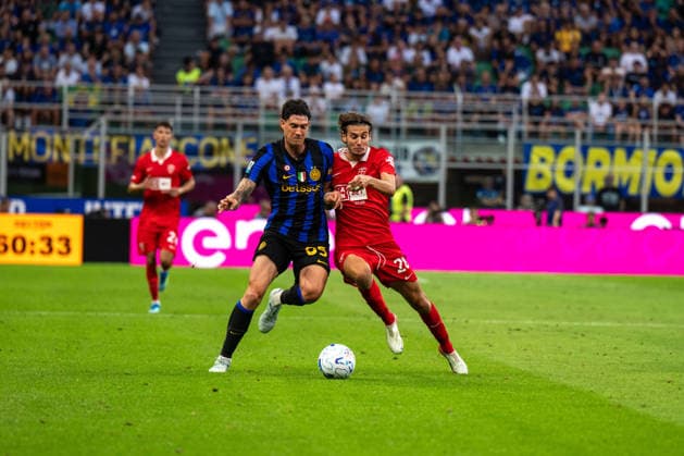 IPA87702924 - Alessandro Bastoni and Andrea Colpani during the Serie A match between FC Internazionale and AC Monza at Stadio Giuseppe Meazza in Milan, Italy, on August 22, 2026.  Copyright: xFedericoxManoni IPAxSportx xx 87702924