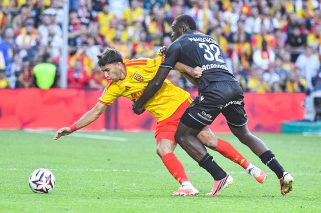 FOOTBALL : RC Lens vs AJ Auxerre - Ligue 1 - JournÃ e 1- 22 08 2026 Andrija Bulatovic (RC Lens) Ryan Mandengue (AJ Auxerre) LensFrance  Copyright: xBaptistexAutissierx