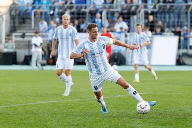 Dennis Dressel (14, TSV 1860 München) beim Spiel zwischen TSV 1860 München v Holstein Kiel, Fussball, Herren, Dfb Pokal, 2026 2027, 1.Runde am 22.08.2026 in München, Städtisches Stadion an der Grünwalder Straße. Bayern Deutschland *** Dennis Dressel, 14, TSV 1860 Munich, during the match between TSV 1860 Munich and Holstein Kiel, soccer, men s, DFB Cup, 2026–2027, First Round on August 22, 2026, in Munich, Städtisches Stadion an der Grünwalder Straße, Bavaria, Germany