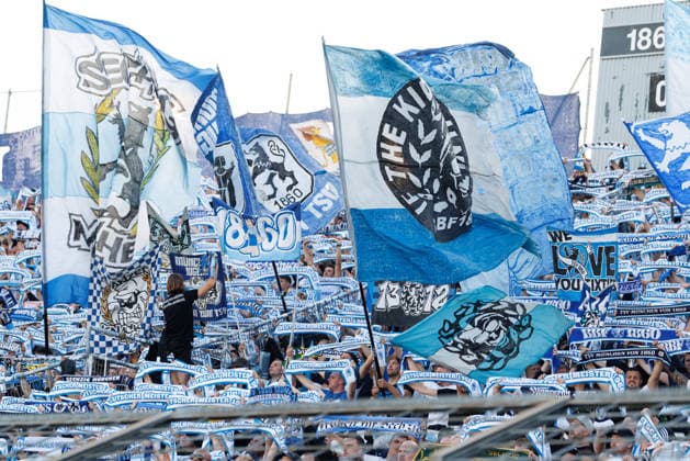 Fans von Team (TSV 1860 München) beim Spiel zwischen TSV 1860 München v Holstein Kiel, Fussball, Herren, Dfb Pokal, 2026 2027, 1.Runde am 22.08.2026 in München, Städtisches Stadion an der Grünwalder Straße. Bayern Deutschland *** Fans of TSV 1860 Munich at the match between TSV 1860 Munich and Holstein Kiel, soccer, men s, DFB Cup, 2026–2027, Round 1 on August 22, 2026, in Munich, Municipal Stadium on Grünwalder Straße, Bavaria, Germany