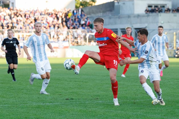 Phil Harres (19, Holstein Kiel) und Benedikt Hoppe (6, TSV 1860 München) beim Spiel zwischen TSV 1860 München v Holstein Kiel, Fussball, Herren, Dfb Pokal, 2026 2027, 1.Runde am 22.08.2026 in München, Städtisches Stadion an der Grünwalder Straße. Bayern Deutschland *** Phil Harres 19, Holstein Kiel, and Benedikt Hoppe 6, TSV 1860 Munich, during the match between TSV 1860 Munich and Holstein Kiel, soccer, men s, DFB Cup, 2026–2027, First Round on August 22, 2026, in Munich, Städtisches Stadion an der Grünwalder Straße, Bavaria, Germany