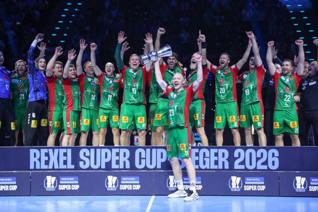 22.08.2026, xgox, Handball, Rexel Supercup 2026, SC Magdeburg - Füchse Berlin, v.l. Siegerehrung, Pokal, Magdeburg Jubel ueber den Sieg, Jubel nach Spielende München *** August 22, 2026, xgox, Handball, 2026 Rexel Super Cup, SC Magdeburg vs. Füchse Berlin, from left: award ceremony, trophy, Magdeburg celebrating the victory, celebrations after the game in Munich