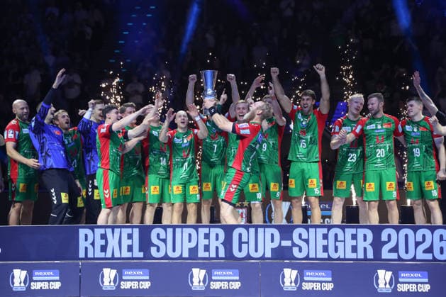 22.08.2026, xgox, Handball, Rexel Supercup 2026, SC Magdeburg - Füchse Berlin, v.l. Siegerehrung, Pokal, Magdeburg Jubel ueber den Sieg, Jubel nach Spielende München *** August 22, 2026, xgox, Handball, 2026 Rexel Super Cup, SC Magdeburg vs. Füchse Berlin, from left: award ceremony, trophy, Magdeburg celebrating the victory, celebrations after the game in Munich