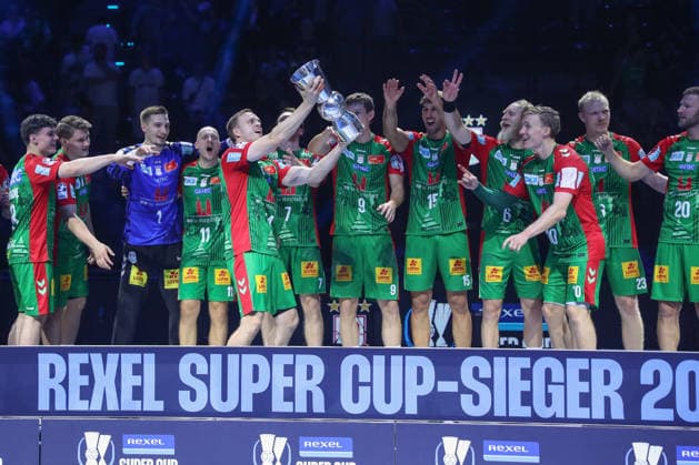 22.08.2026, xgox, Handball, Rexel Supercup 2026, SC Magdeburg - Füchse Berlin, v.l. Siegerehrung, Pokal, Magdeburg Jubel ueber den Sieg, Jubel nach Spielende München *** August 22, 2026, xgox, Handball, 2026 Rexel Supercup, SC Magdeburg vs. Füchse Berlin, from left: award ceremony, trophy, Magdeburg celebrating the victory, celebrations after the game in Munich
