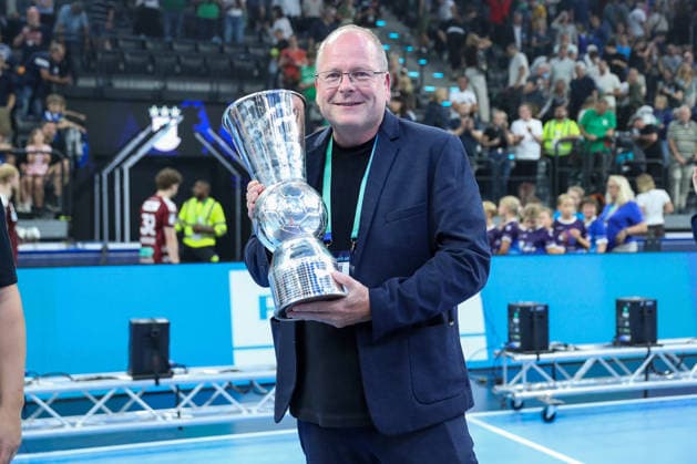 22.08.2026, xgox, Handball, Rexel Supercup 2026, SC Magdeburg - Füchse Berlin, v.l. Marc Henrik Schmedt (Magdeburg, Geschaeftsfuehrer) mit Pokal München *** August 22, 2026, xgox, Handball, 2026 Rexel Supercup, SC Magdeburg vs. Füchse Berlin, from left: Marc Henrik Schmedt (Magdeburg), managing director, with the trophy in Munich