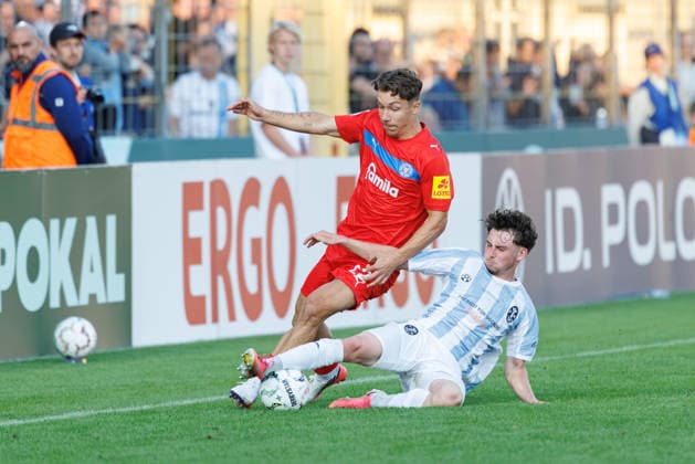 Moritz Reimers (22, Holstein Kiel) und Lance Fiedler (47, TSV 1860 München) beim Spiel zwischen TSV 1860 München v Holstein Kiel, Fussball, Herren, Dfb Pokal, 2026 2027, 1.Runde am 22.08.2026 in München, Städtisches Stadion an der Grünwalder Straße. Bayern Deutschland *** Moritz Reimers, 22, Holstein Kiel, and Lance Fiedler, 47, TSV 1860 Munich, during the match between TSV 1860 Munich and Holstein Kiel, soccer, men s, DFB Cup, 2026–2027, Round 1 on August 22, 2026, in Munich, Städtisches Stadion an der Grünwalder Straße, Bavaria, Germany
